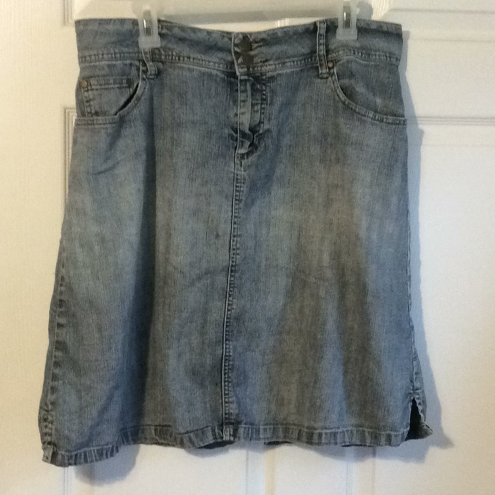 🍀Comfy, lightweight jean skirt. Size 14.